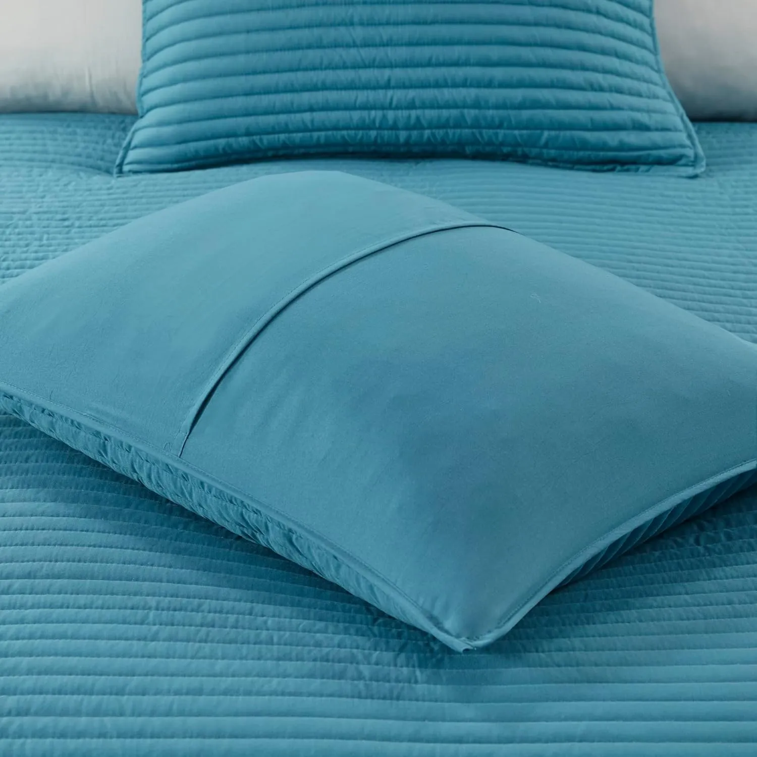 Madison Park Marina Comforter Quilt Combo Set - Modern Luxury Design, All Season Down Alternative Bedding, Matching Shams, Decorative Pillows, Full/Queen(90"x90"), Aqua 8 Piece