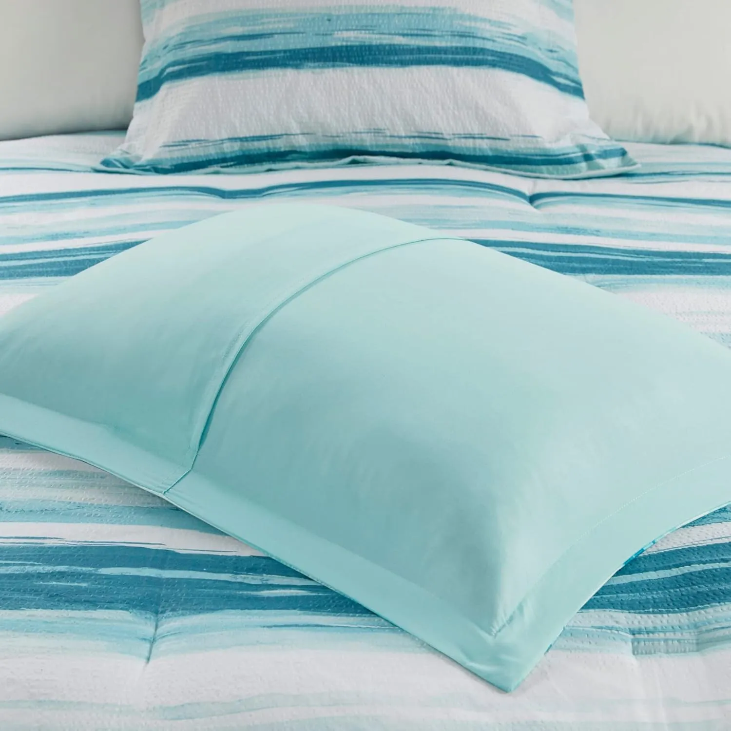Madison Park Marina Comforter Quilt Combo Set - Modern Luxury Design, All Season Down Alternative Bedding, Matching Shams, Decorative Pillows, Full/Queen(90"x90"), Aqua 8 Piece