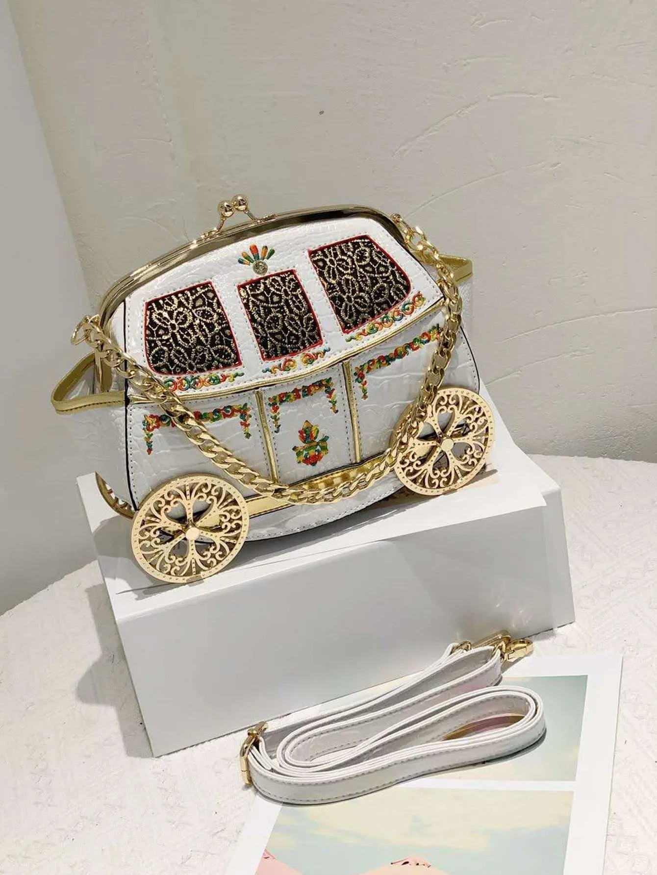 r women's bags Celebrity shoulder bags Fashion niche women's bags ins Creative carriage commuter bag Chain messenger