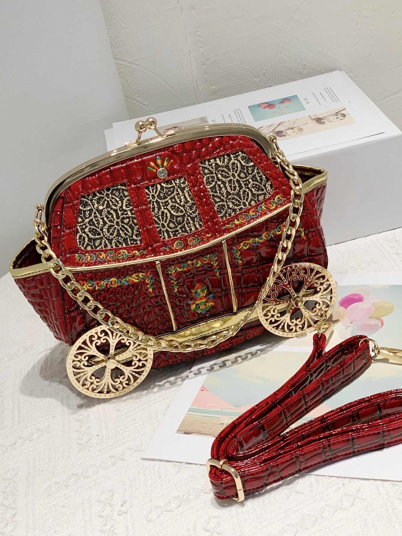 r women's bags Celebrity shoulder bags Fashion niche women's bags ins Creative carriage commuter bag Chain messenger