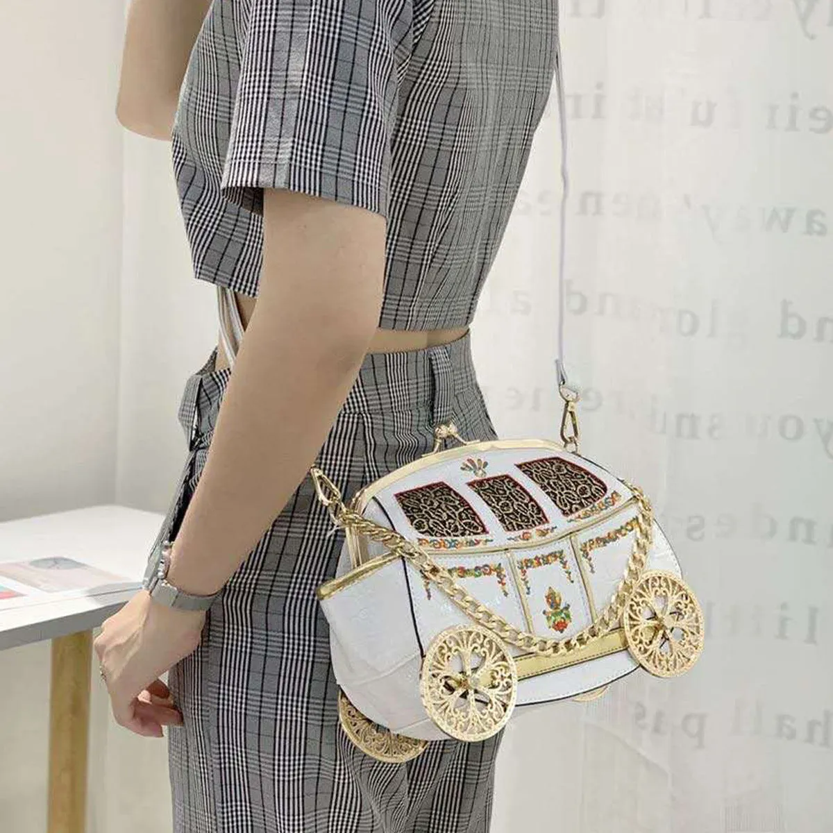 r women's bags Celebrity shoulder bags Fashion niche women's bags ins Creative carriage commuter bag Chain messenger