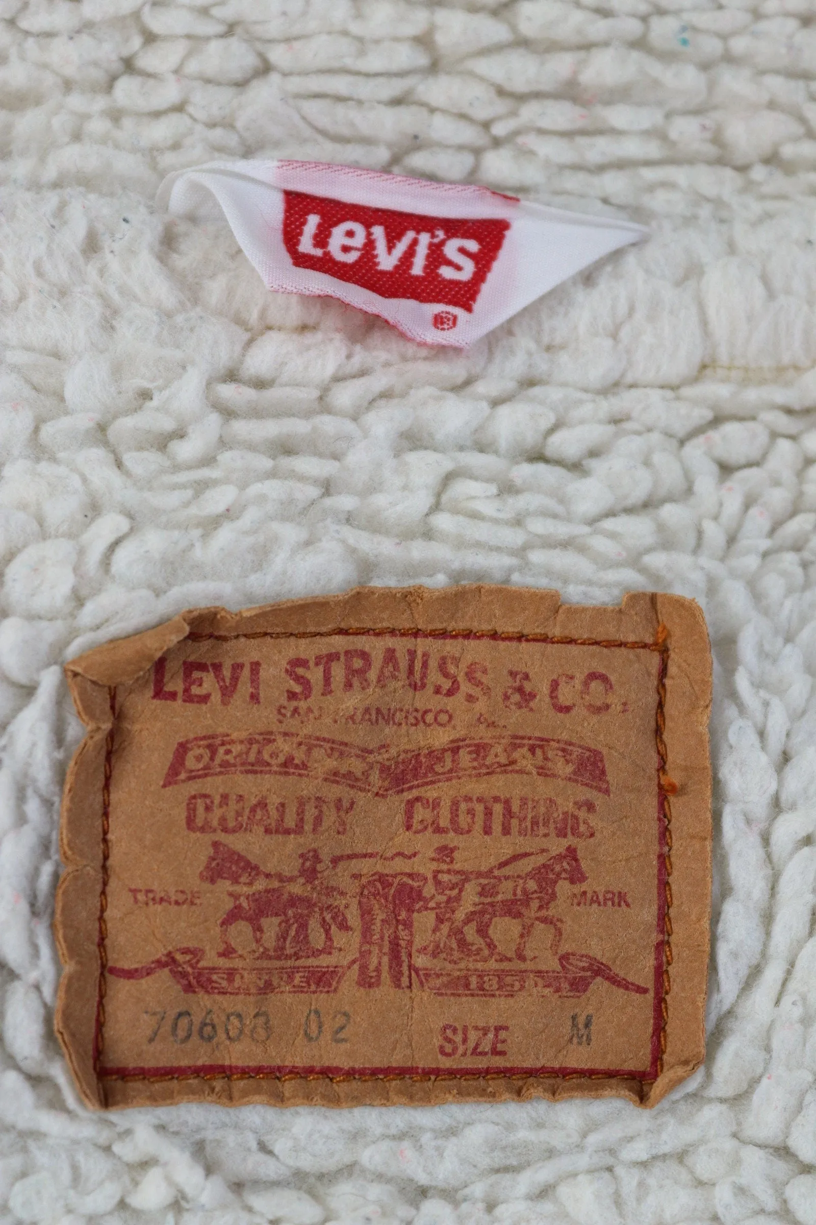 Vintage 1980s Levis lined denim jacket - 70608 - mid blue trucker - red tab small e - 46" chest - workwear