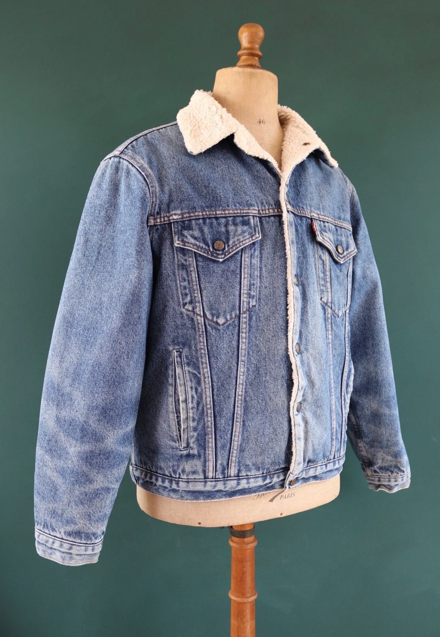Vintage 1980s Levis lined denim jacket - 70608 - mid blue trucker - red tab small e - 46" chest - workwear