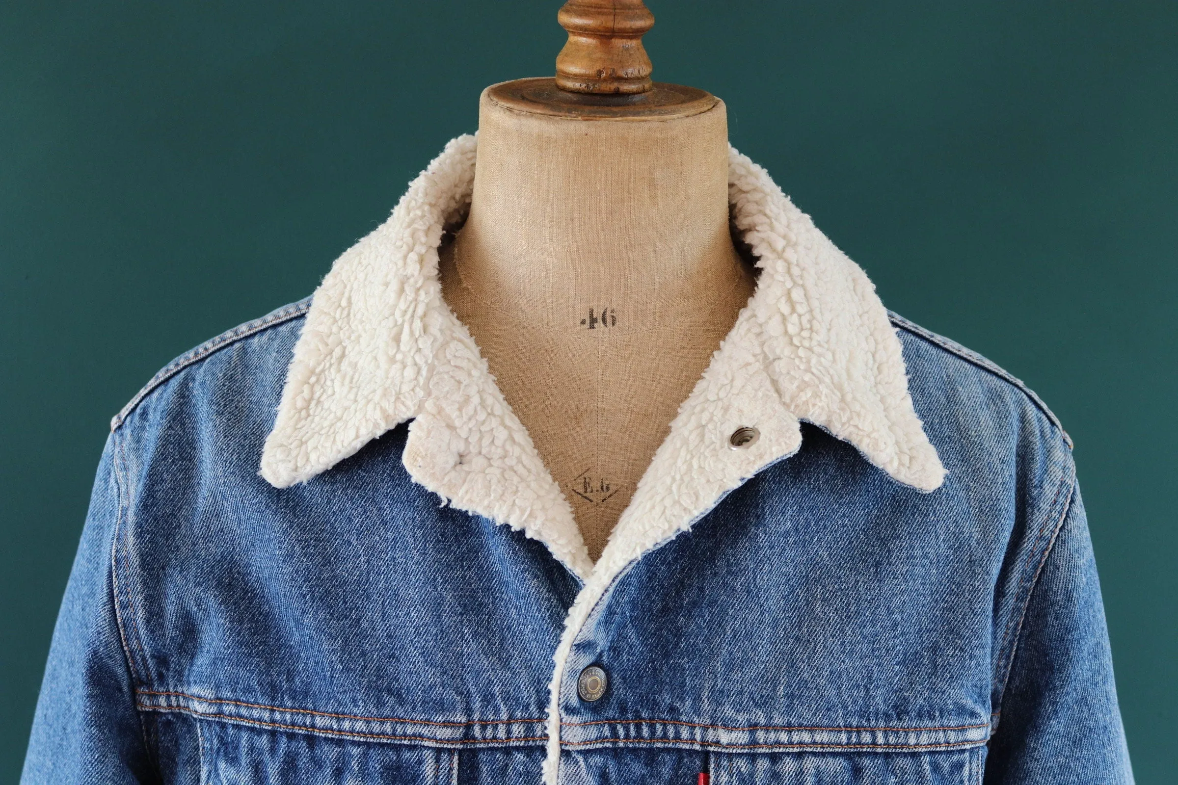 Vintage 1980s Levis lined denim jacket - 70608 - mid blue trucker - red tab small e - 46" chest - workwear