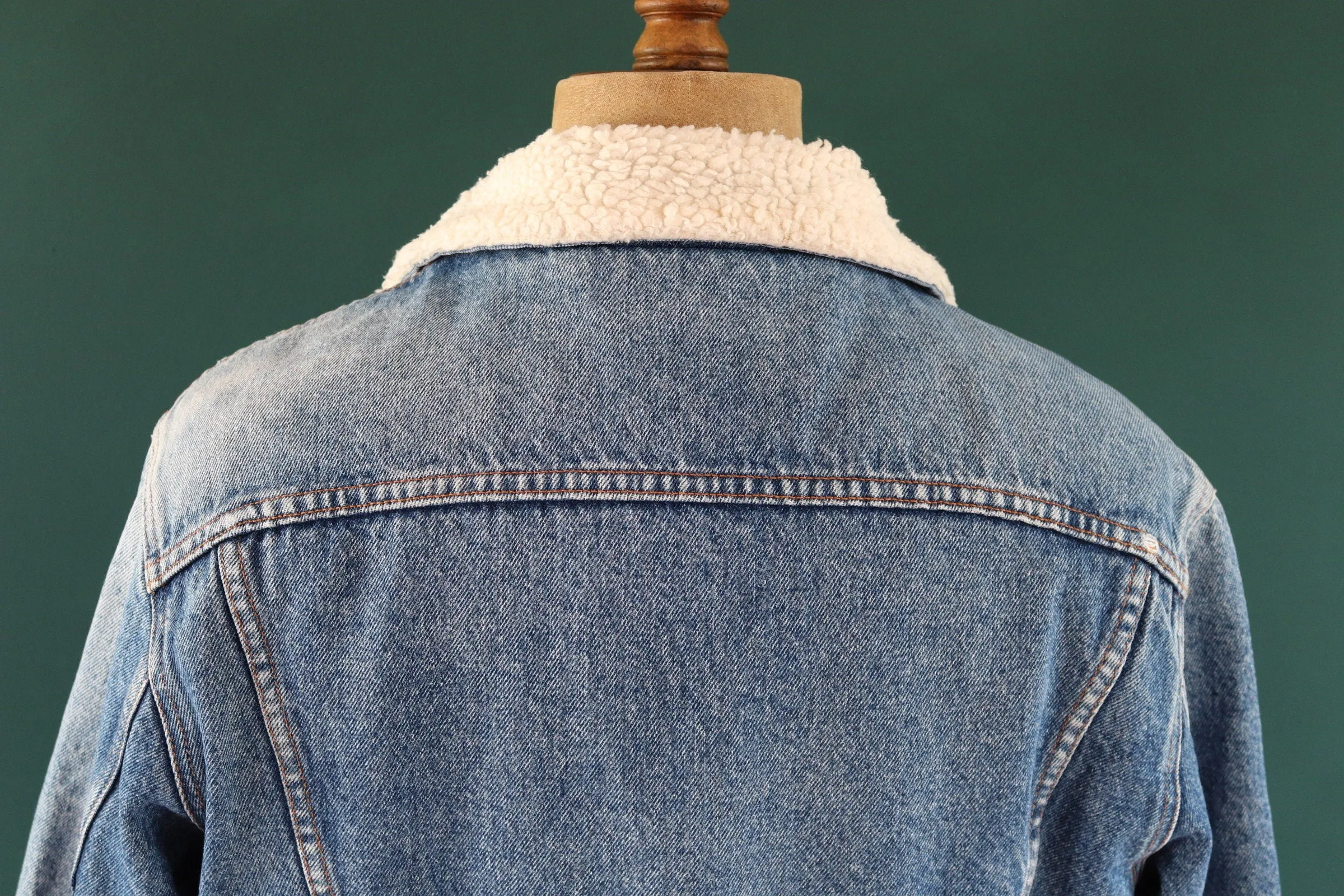 Vintage 1980s Levis lined denim jacket - 70608 - mid blue trucker - red tab small e - 46" chest - workwear