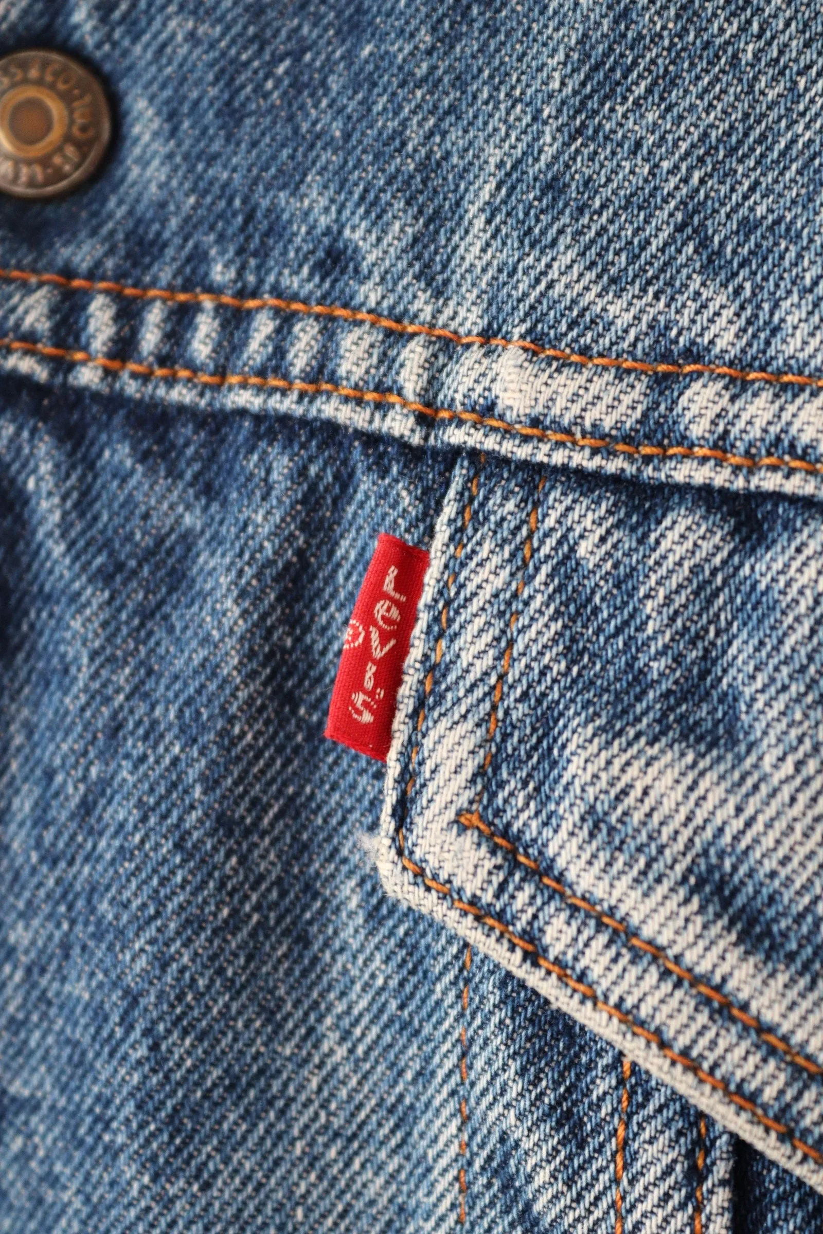 Vintage 1980s Levis lined denim jacket - 70608 - mid blue trucker - red tab small e - 46" chest - workwear